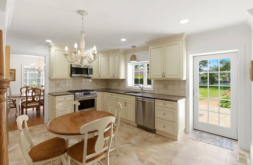 Lake Como House | Beach House on Lake Como 0.5 mile to Spring Lake Northend or Belmar Beach!