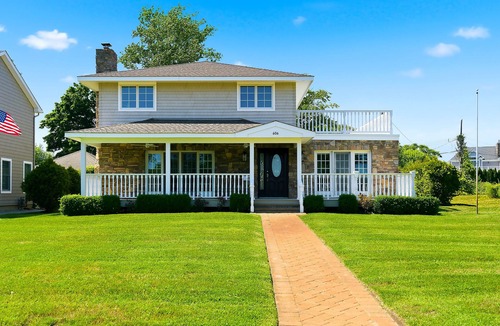 Lake Como House | Beach House on Lake Como 0.5 mile to Spring Lake Northend or Belmar Beach!