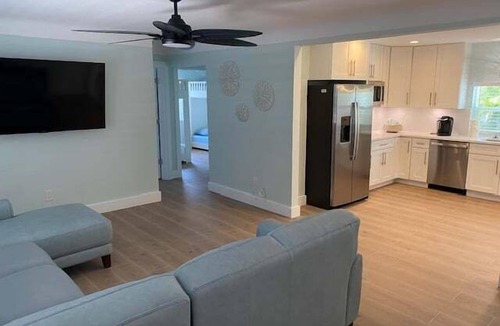 Redington Beach House | Beach Life by the Gulf- Charming & Fully Equipped!