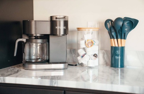 Southgate Apartment | Beach supplies, coffee, TV, Wi-Fi, sleeps 4