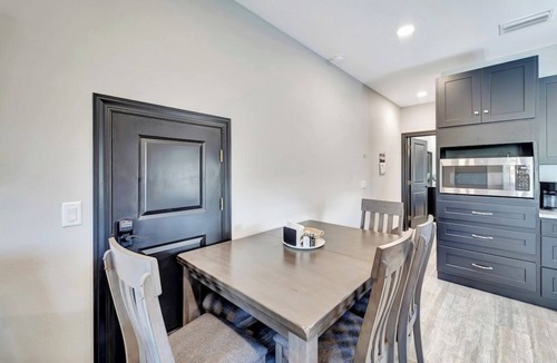 Southgate Apartment | Beach supplies, coffee, TV, Wi-Fi, sleeps 4