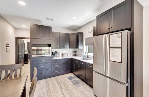 Southgate Apartment | Beach supplies, coffee, TV, Wi-Fi, sleeps 4