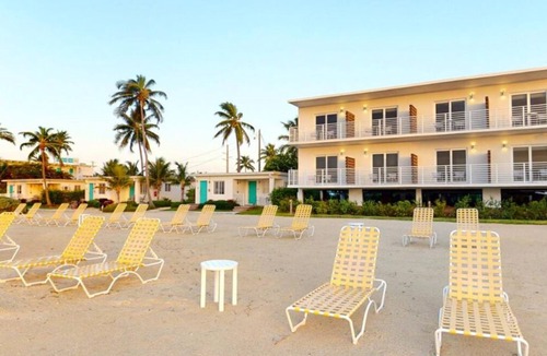 Islamorada Apartment | Beach View Unit in Islamorada! Pets Allowed, Parking, Pool & Free Breakfast!