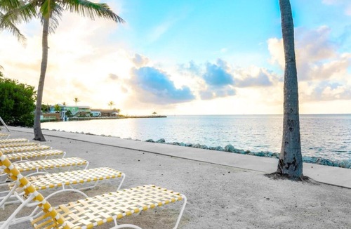 Islamorada Apartment | Beach View Unit in Islamorada! Pets Allowed, Parking, Pool & Free Breakfast!