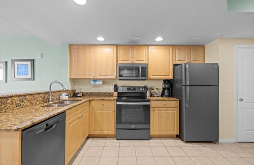 Treasure Island Condo | Beachfront 2BR Condo with Balcony & Pools