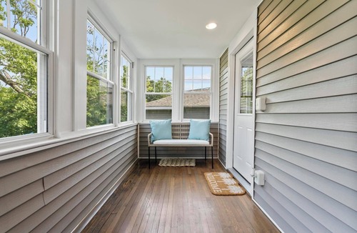 East Shore Apartment | Beachfront Apartment- 10 min from Downtown