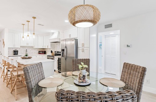 Belleair Beach Condo | Beachfront Bliss-Room to Unwind-30 Day Minimum