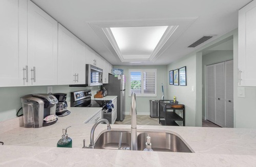 Sanibel Condo | Beachfront Loggerhead Cay 443—Sunset Views, Heated Pool, Pickleball & Tennis, 2 Bikes + Beach Gear. Weekly Stays