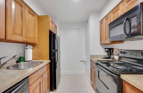 SoHo Apartment | Beachside Bayshore Escape | Gym, Pool & Parking