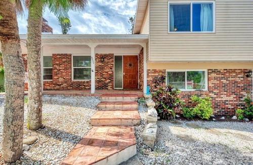 Englewood House | Beachside Bliss: Family-Friendly