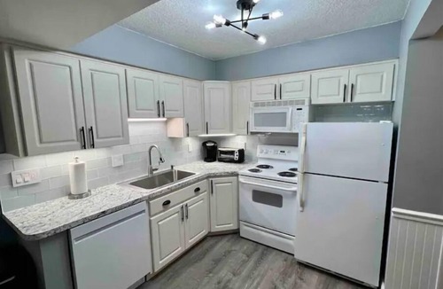 Cocoa Isles Condo | “Beachside NAPS” Diplomat 5