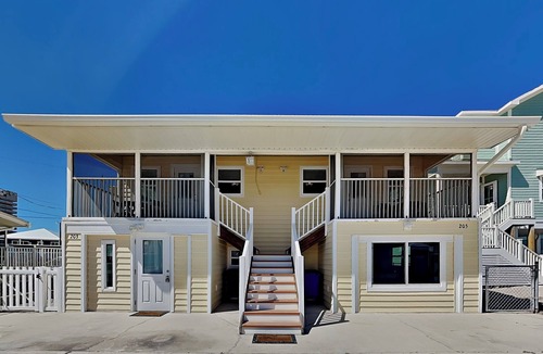 Fort Myers Beach House | Beachside Retreat With Garden Views, Grill + Walk to the Beach.