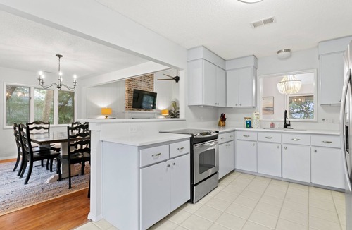 Oceanside House | Beachwalk Cottage – Steps to Beach, Free Seasonal Pool Heat, Sleeps 10, 4 King Suites
