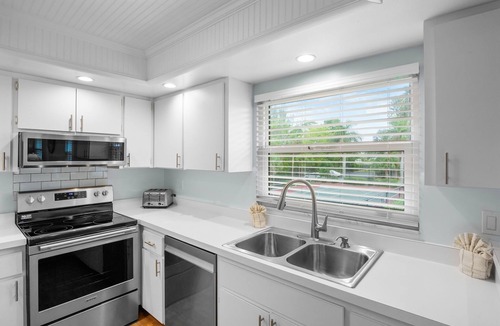 Holmes Beach Condo | Beachy Butterfly! Poolside Holmes Beach Stay!