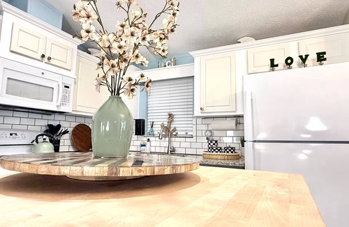 Fort Myers Beach Cottage | Beachy Seashell Getaway Resort in FMB