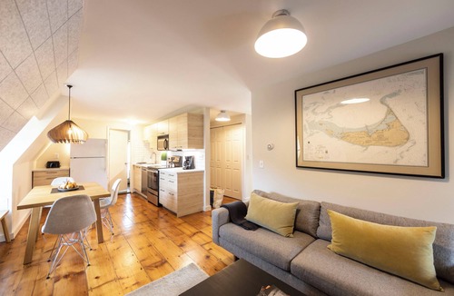 Beacon Apartment | Beacon Top Floor 2BR /creekiside walk to Main St/backyard with fire pit