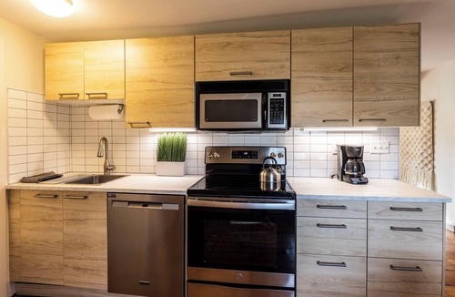 Beacon Apartment | Beacon Top Floor 2BR /creekiside walk to Main St/backyard with fire pit
