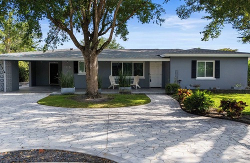 Country Club House | Beautiful 2 bedroom bungalow in a quiet neighborhood
