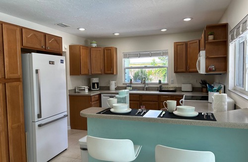 Bradenton House | BEAUTIFUL AND SPACIOUS BACKYARD-HEATED POOL-HOT TUB/BBQ/CORNHOLE/NEAR BEACH/MALL