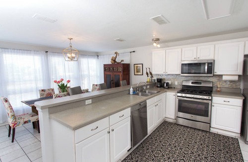 Toilla Segunda House | Beautiful Cozy Beach Cottage, 1 block to beach, west of hotels, easy access