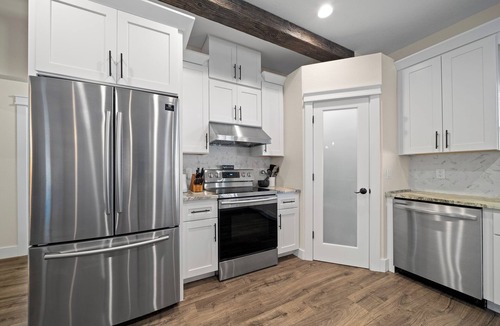 Spring Hill House | Beautiful Custom Home - only 3 Minutes to Weeki Wachee Springs & Hospital