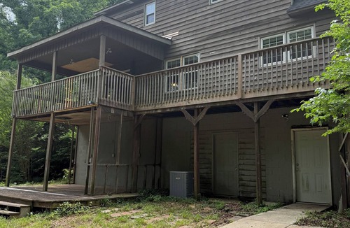 Easley House | Beautiful family friendly 5-bedroom house with AC on wooded lot near Table Rock.