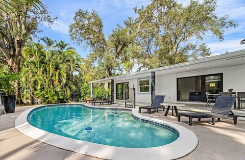 Naples House | Beautiful home w/Pool & soaker tub!