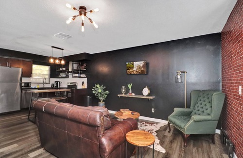 St. Petersburg House | BEAUTIFUL INDUSTRIAL Staycation Townhome