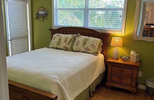 Sanibel Cottage | Beautiful key west style cottage minutes from the beach.