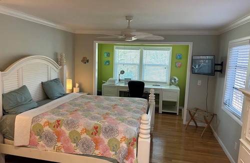 Sanibel Cottage | Beautiful key west style cottage minutes from the beach.