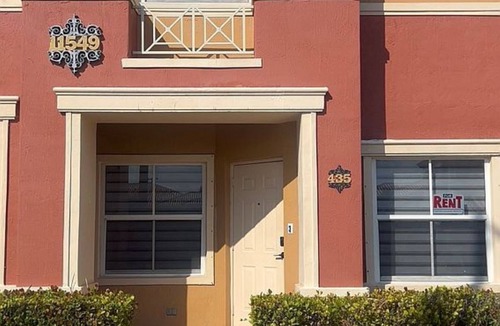 Doral House | Beautiful Lakeview Doral Townhome