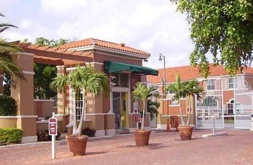 Doral House | Beautiful Lakeview Doral Townhome