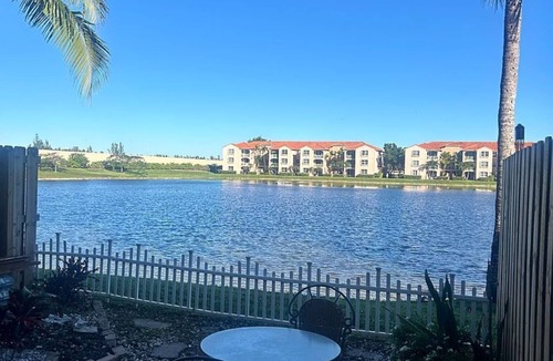 Doral House | Beautiful Lakeview Doral Townhome