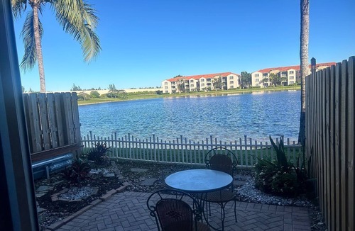 Doral House | Beautiful Lakeview Doral Townhome