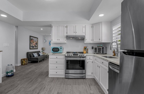 Naples Park Cottage | Beautiful Naples Home, walk to the Beach!