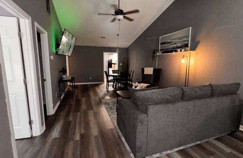 Evans House | BEAUTIFUL REMODELED 2 BEDROOM TOWNHOUSE WITH Wifi Self Check in and Smart Tvs