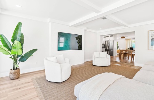 Jupiter House | Beautiful Tequesta Home with a Private Pool & Putting Green
