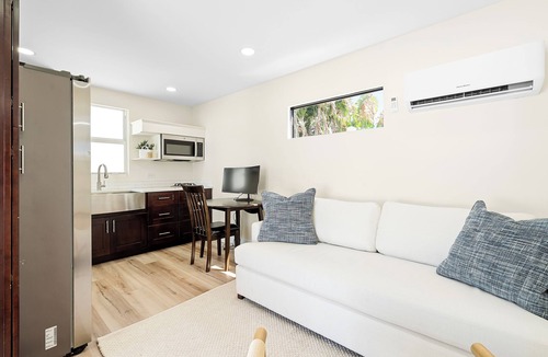 Jupiter House | Beautiful Tequesta Home with a Private Pool & Putting Green