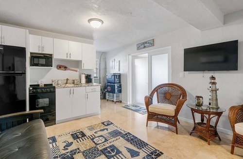 Venetian Shores House | Beautiful Venetian Shores canal home with dockage!