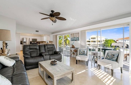 Venetian Shores House | Beautiful Venetian Shores canal home with dockage!