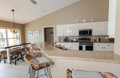 Laurel House | Beautiful Waterfront House w/Pool, 7 min to the Beach
