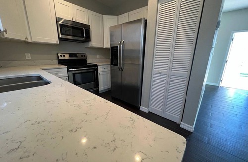 Courier City - Oscawana Apartment | Beautifully 1BR/1BA in Hyde Park/SoHo - Flexible Terms