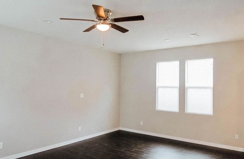 Courier City - Oscawana Apartment | Beautifully 1BR/1BA in Hyde Park/SoHo - Flexible Terms