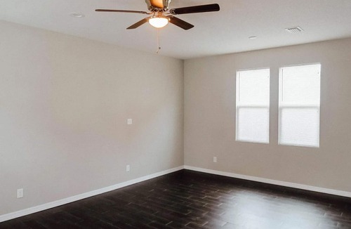 Courier City - Oscawana Apartment | Beautifully 1BR/1BA in Hyde Park/SoHo - Flexible Terms