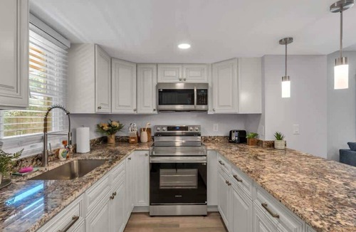 Lakeland House | Belmar House w/Guest House ⟶ Walk to Lake & Shops