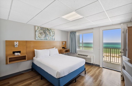 Fort Bay Hotel | Best Place to Unwind! 2 Comfortable Units, Kitchenette, Free Parking, Pool