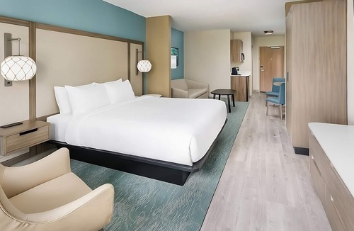 Florida Keys Hotel | Best Spot For Your Next Trip! Outdoor Pool, Free Breakfast, Pets Allowed!
