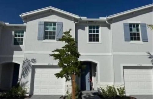 Greenacres House | Besties Luxury Townhouse