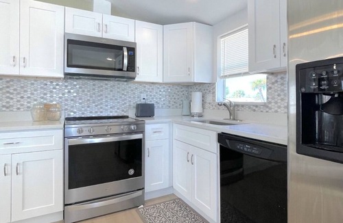 Iona House | BETTER THAN NEW - FULLY REMODELED - SHORT-TERM RENTAL FRIENDLY