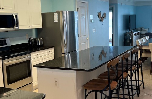 Crescent Beach Villa | Big LUXURY Penthouse villa with stocked kitchen,WiFi Pool/Hot tub,comfy beds.